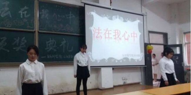 重庆电讯职业学院(五年制大专)拔河比赛