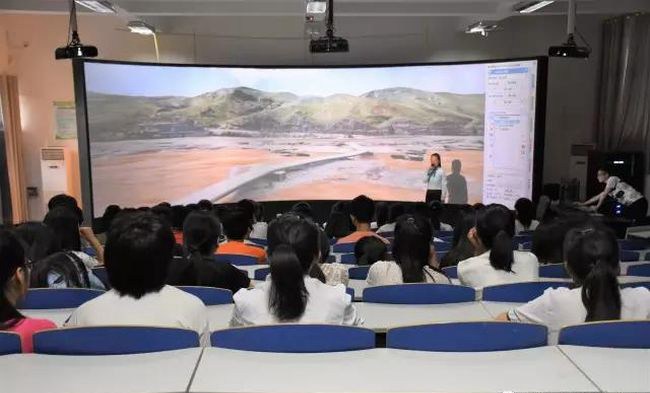 高平市中等专业学校3D模拟导游实训课