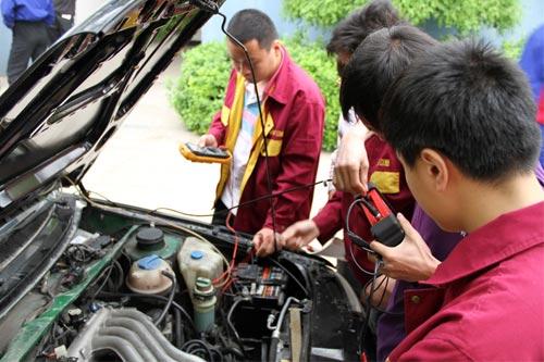 学员们正在学习汽修知识