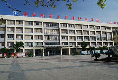 学?；肪? /><p align=center>学校环境</p></p><P>在网上看学校，总是会觉得有些空洞，有是时间的学生，可以在父母的陪同学下，预约到学校参观。</P></div>
            <div   id=