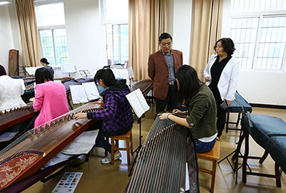 川幼学生在学习古筝