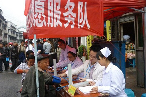 凯里市第一中等职业学校(凯里卫校护理部)学生下乡进行服务